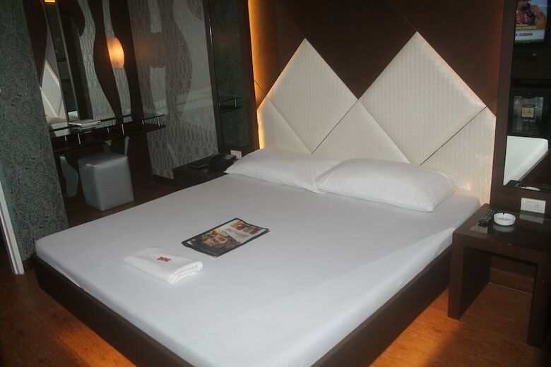 Hotel Victoria Court Gil Puyat