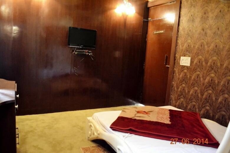 Hotel Lucky Restaurant And Guest House