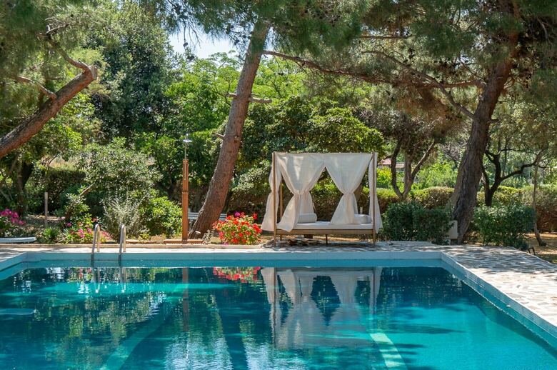 Villa Oasis, Coastal Villa With Pool And Garden