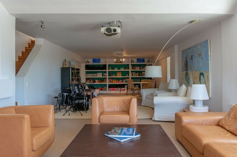 Villa Oasis, Coastal Villa With Pool And Garden