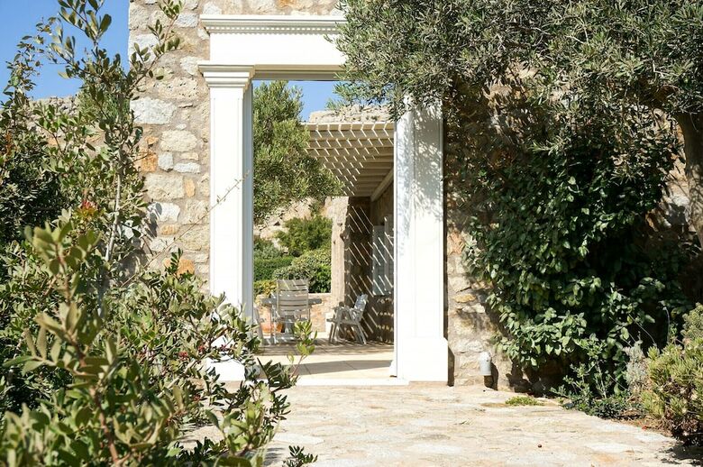 Villa Benjamin Button With Pool In Agrari Beach