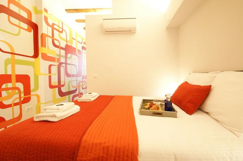 Short Stay Group Borne Pop Art Serviced Apartments