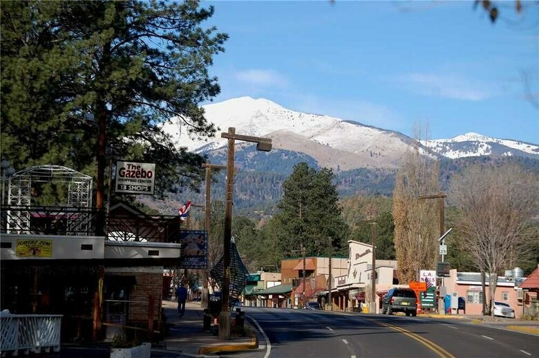 Perfect Cabin, 2 Bedrooms, Fireplace, Midtown, Sleeps 5