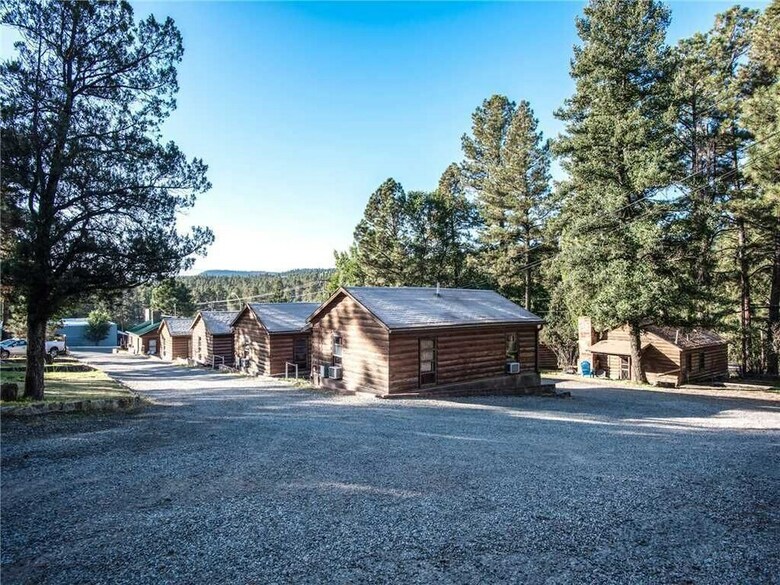 Perfect Cabin, 2 Bedrooms, Fireplace, Midtown, Sleeps 5