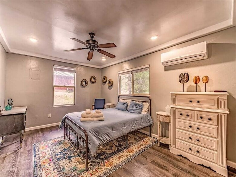 Turtle Mountain Cabin, 2 Bedrooms, Near Town
