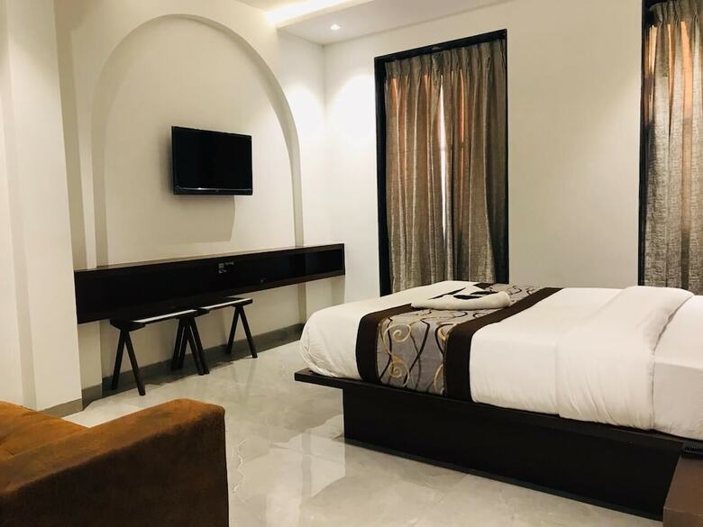 Hotel Flora Suites