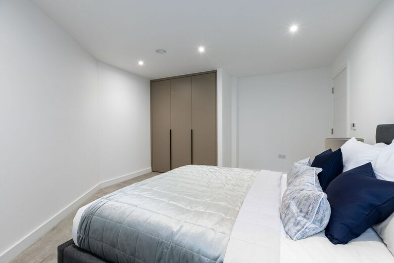 Luxury 2 Bed Apartment In Olympia Kensington