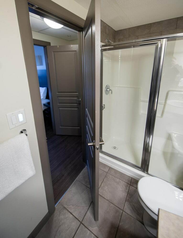 Apartamento Ground Level W/ Quiet Creek Out Backdoor #124