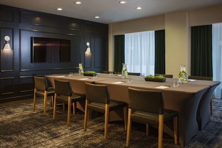 Staypineapple, An Iconic Hotel, The Loop Chicago