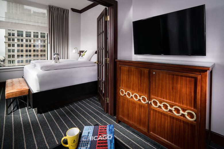 Staypineapple, An Iconic Hotel, The Loop Chicago