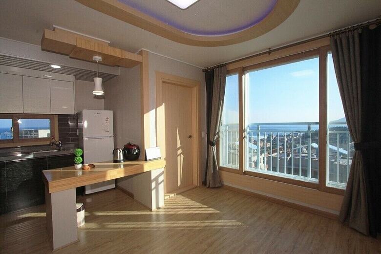 Nuri (Blue Road Town Pension