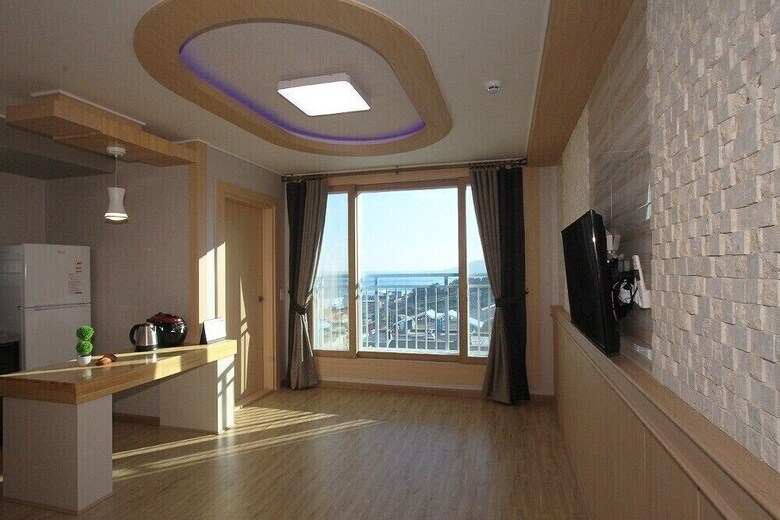 Nuri (Blue Road Town Pension