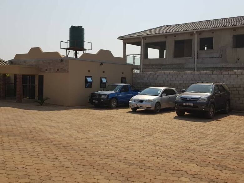Hotel Ticheze Lodge And Car Hire