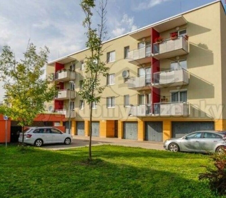 Family Apartment With Parking & Train Station