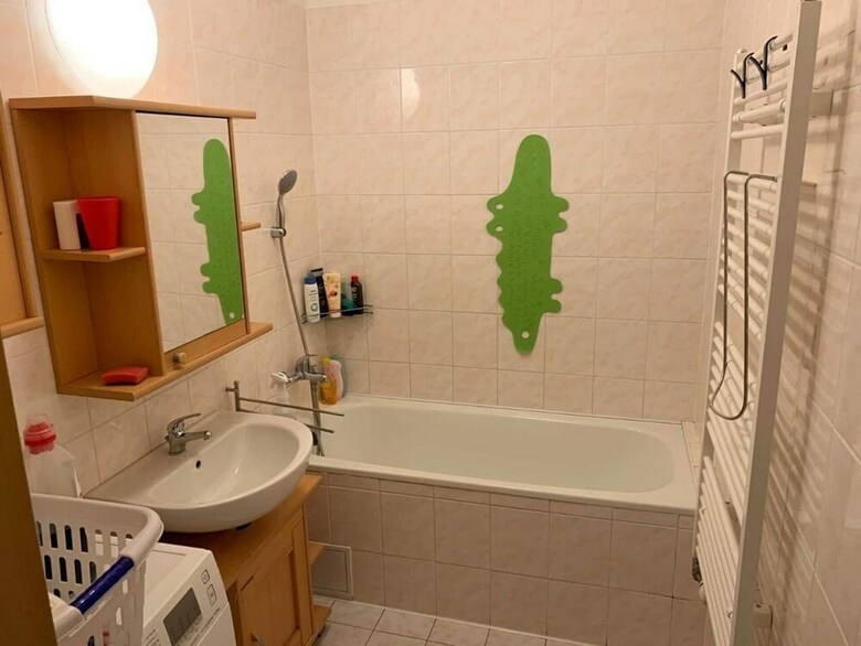 Family Apartment With Parking & Train Station