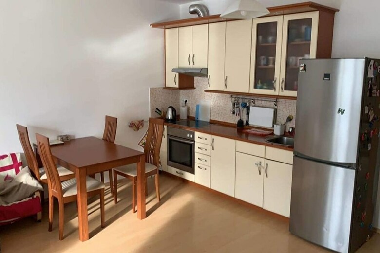 Family Apartment With Parking & Train Station