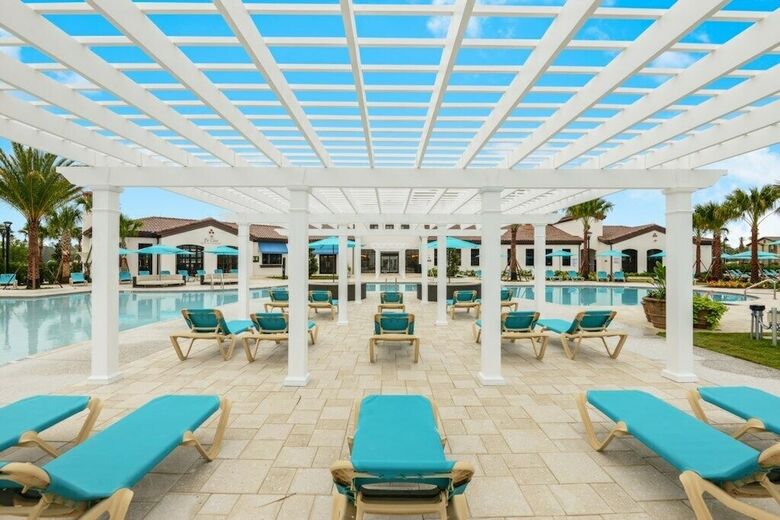Villa 8 Bedroom Vacation Home In Windsor At Westside