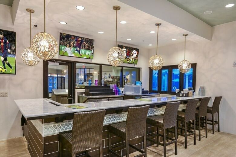 Villa 8 Bedroom Vacation Home In Windsor At Westside