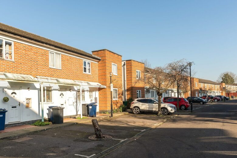 Apartamento New 2bd Garden Flat Quick Access To Central London