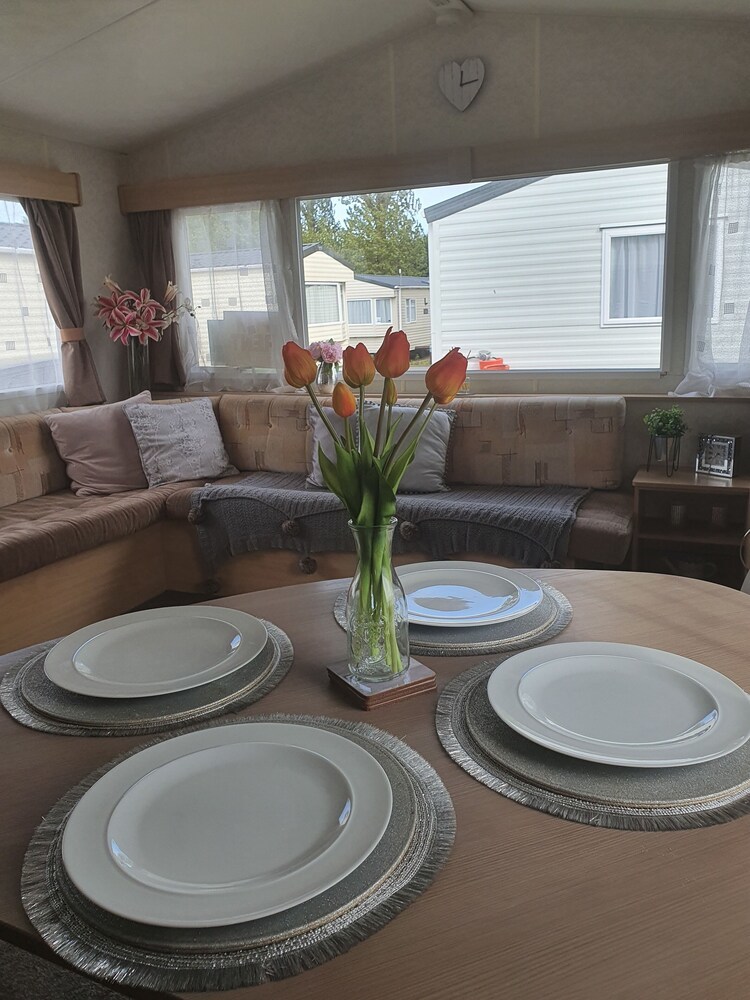Stunning 2-bed Sleeps 6 Caravan In Felixstow