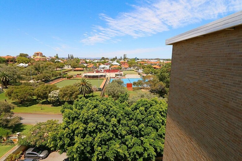 Sophisticated 2 Bedroom Apartment Close To Cbd