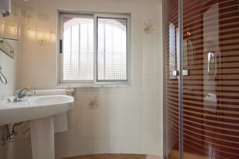 Villa - 9 Bedrooms With Pool And Wifi - 104985