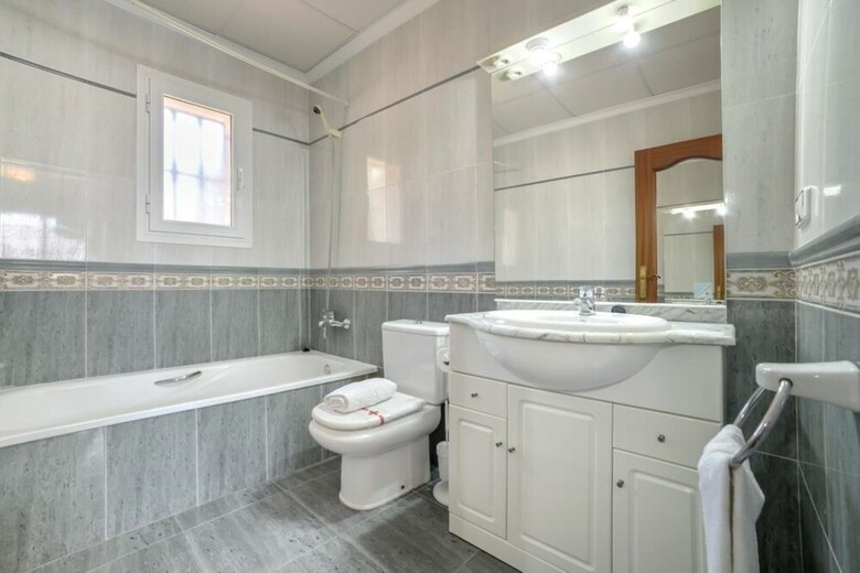 Villa - 7 Bedrooms With Pool And Wifi - 106438