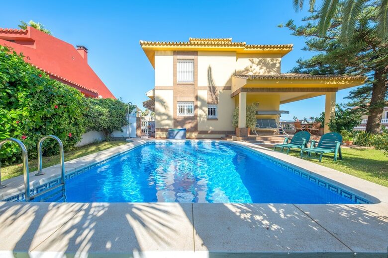 Villa - 5 Bedrooms With Pool And Wifi - 107872