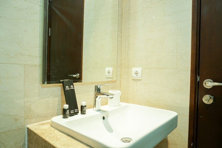 Tranquil And Well Appointed Studio Apartment At Menteng Park