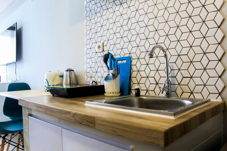Minimalist And Posh Studio Parkland Avenue Apartment
