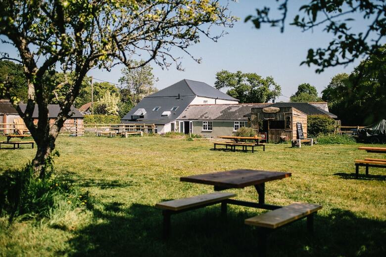 Cabana Gaggle Of Geese Pub & Shepherd Huts