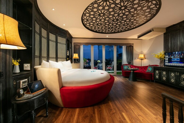 Shining Riverside Hotel And Spa