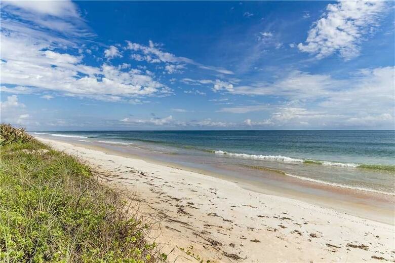 Island Retreat Lower A, Beach Front, 2 Bedrooms, Sleeps 6