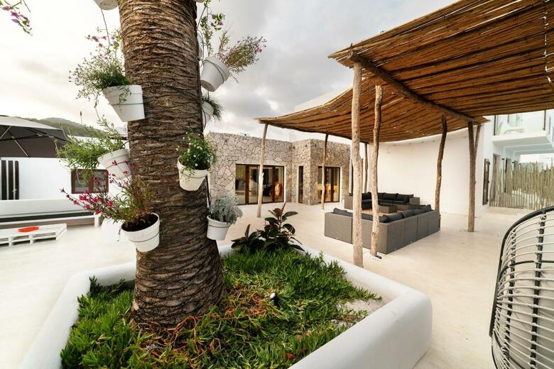 Om Hotels