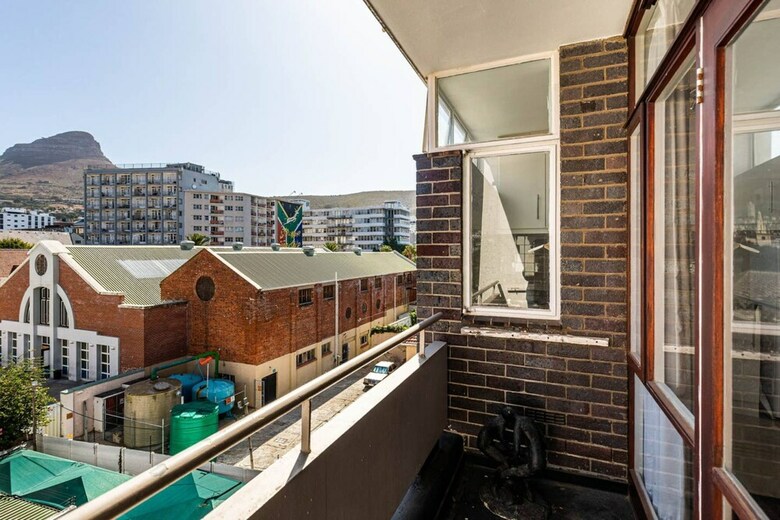 Secure Studio Apartment. With Mountain Views And A Pool