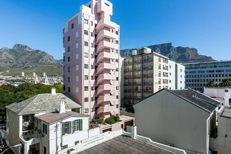 Secure Studio Apartment. With Mountain Views And A Pool