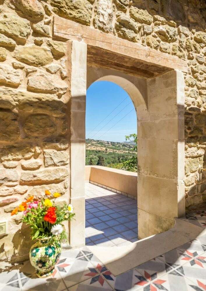 Joy: Artist's Stone House With Countryside Views