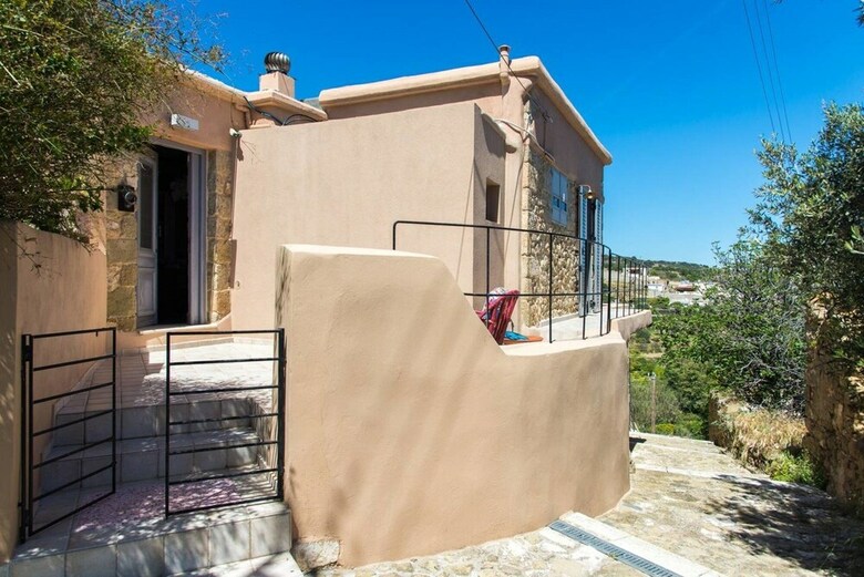 Dion: Artist's Stone House With Countryside Views