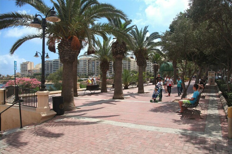 Getawaysmalta - Spinola Bay Seafront Apartment In St Julian's