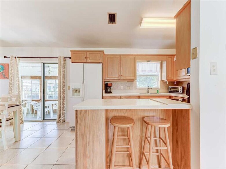 Mermaid Retreat, 2 Bedrooms, Canal Front, Sleeps 6