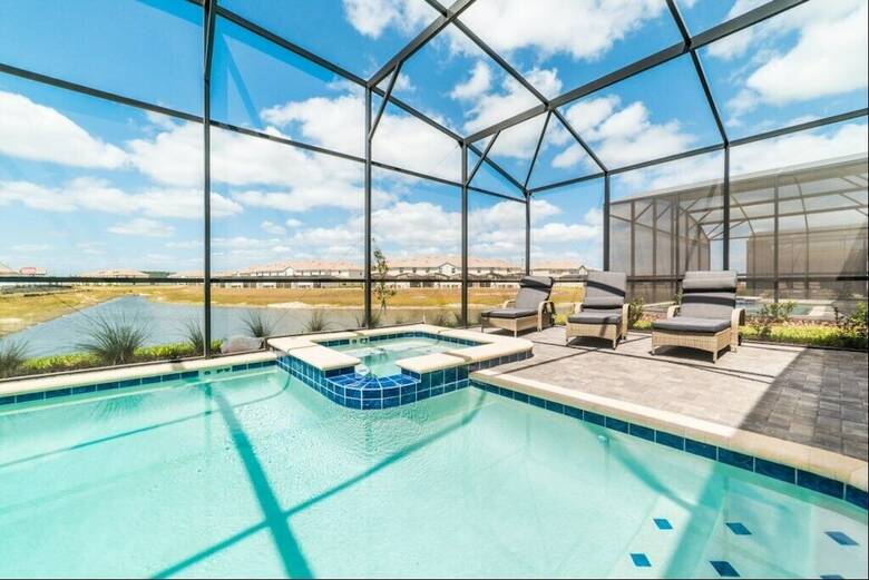 Luxury Lake View 8 Br Villa With Games Room