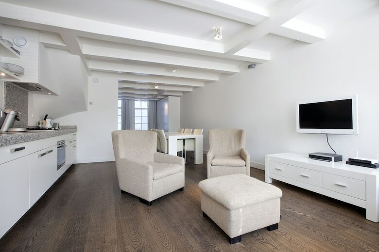 Charles Apartment