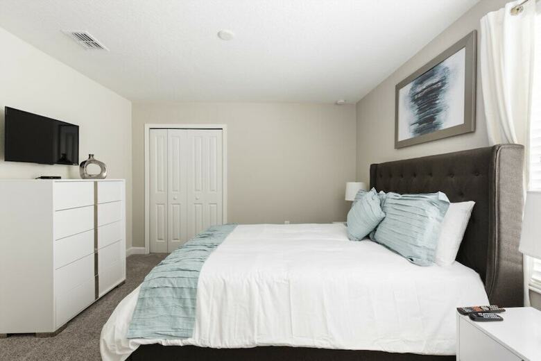 Champions Gate 1654 - Eight Bedroom Pool Home
