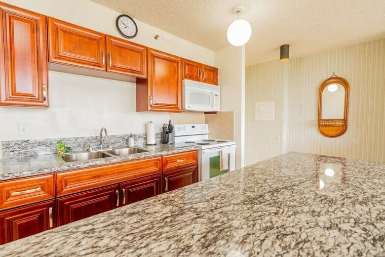 Waikiki Banyan W/ocean Views Free Parking