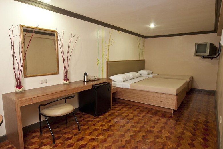 Pinoy Pamilya Hotel