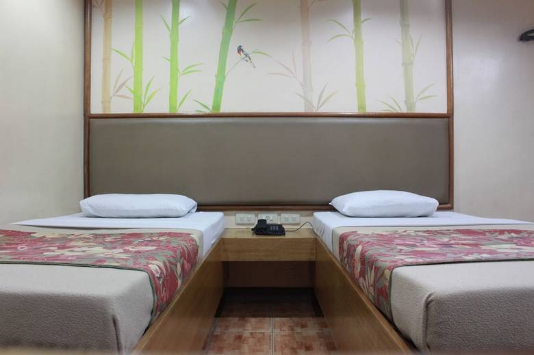 Pinoy Pamilya Hotel