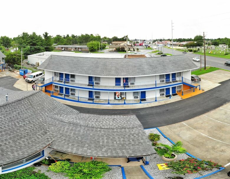 Motel Travelers Inn And Suites