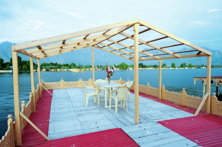 Wangnoo Houseboats