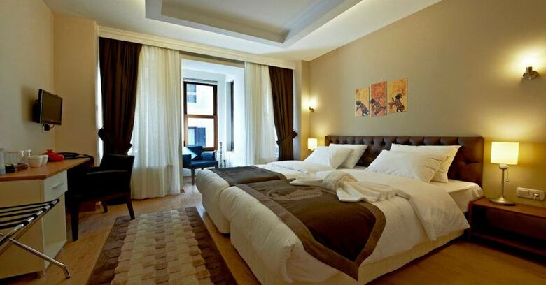 Retropera Hotel
