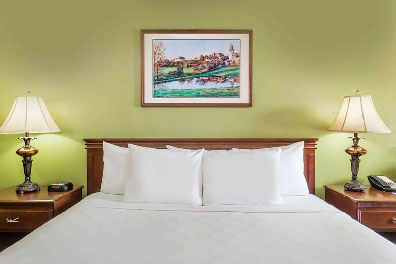 Hotel Baymont By Wyndham Waycross